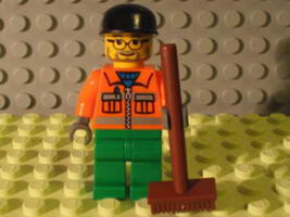 Набор LEGO 7907-20 Уборщик с метлой