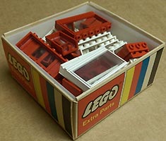 Набор LEGO Окна и двери в ассортименте (красный и белый цвета), 26 штук  + красная базовая пластина 10 x 10