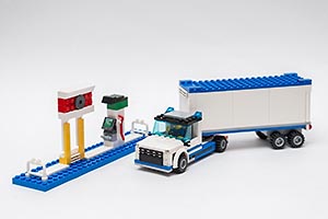 Набор LEGO Грузовик на заправке