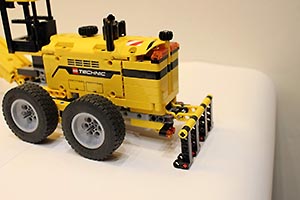 Набор LEGO Грейдер Катерпиллар 24M